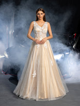 Gorgeous Applique Detail Plunging Neck Lace Overlay Tulle Wedding Dress